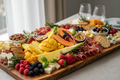 una tabla de charcuteria con frutos tropicales, frutos rojos y complementos para 8 personas
