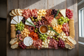 una tabla de charcuteria tradicional para 8 personas